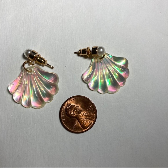 LAST PAIR!! Mermaid Resin Seashell Pearl Earrings - Picture 9 of 11
